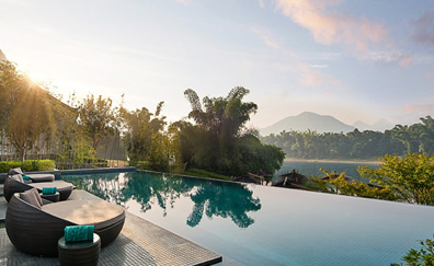 江水相陪，夕阳相伴——无边游泳池